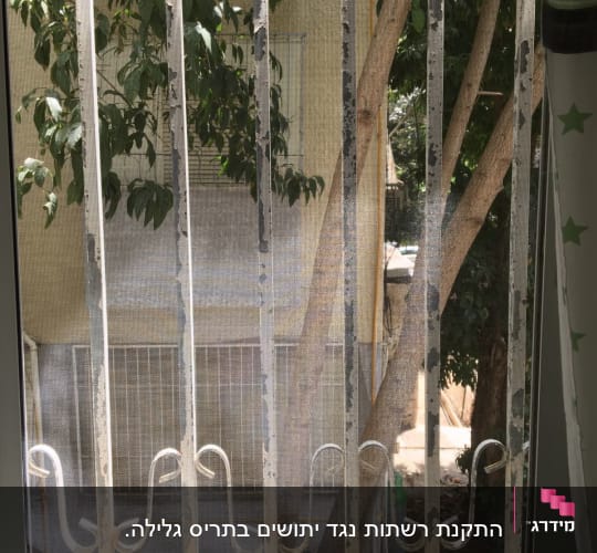 סורגי אלומיניום חלודים עם צבע מתקלף